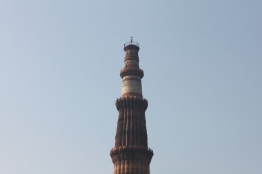 Qutub minar mavi gökyüzü ile