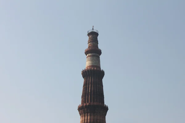 Qutb minar met blauwe hemel — Stockfoto