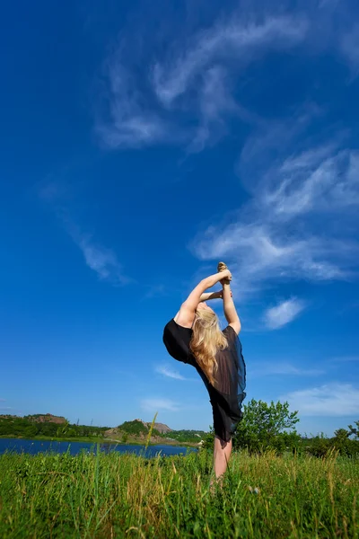 Mooie danseres die zich voordeed op planair — Stockfoto