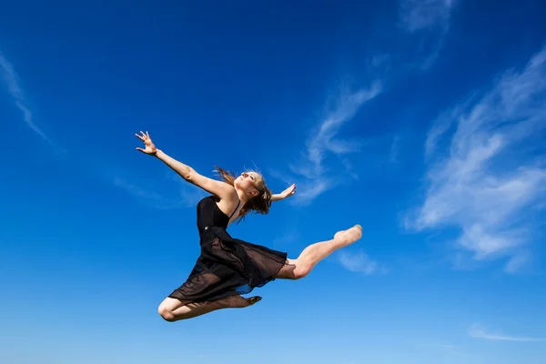 Freedom concept. Dancer jumping against blue sky — Stock Photo, Image