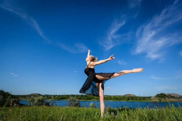 Mooie danseres die zich voordeed op planair — Stockfoto