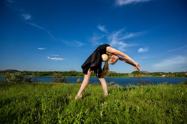 Jonge professionele gymnast poseren met bal — Stockfoto