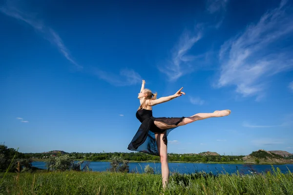 Hermosa bailarina posando en planair Imagen De Stock