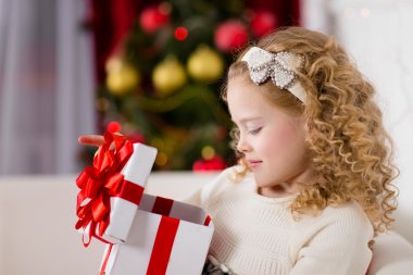 Noel hediye ile mutlu küçük şirin kız portresi