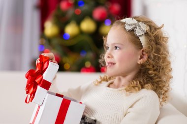 Noel hediye ile mutlu küçük şirin kız portresi