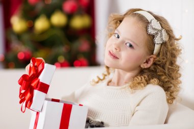 Noel hediye ile mutlu küçük şirin kız portresi