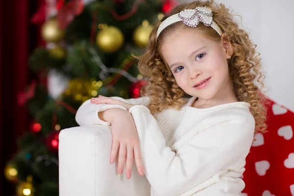 Portret van weinig gelukkig schattig meisje met kerstcadeau — Stockfoto