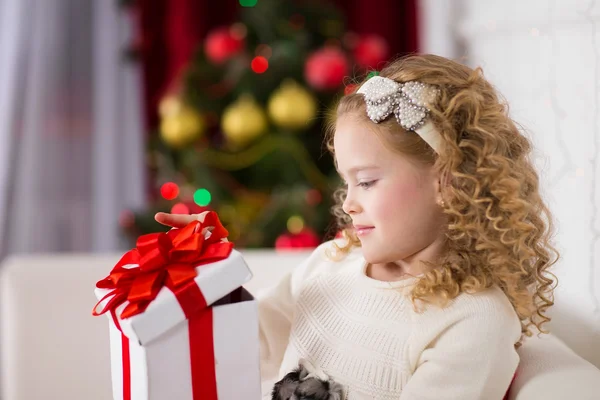 Retrato de pequena menina bonito feliz com presente de Natal — Fotografia de Stock