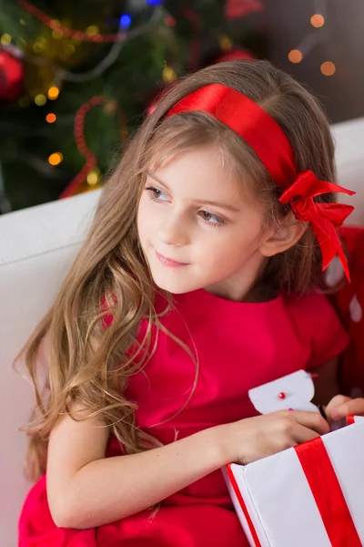 Portret van weinig gelukkig schattig meisje met kerstcadeau — Stockfoto