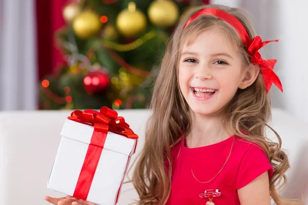 Portret van weinig gelukkig schattig meisje met kerstcadeau — Stockfoto