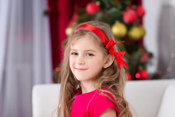 Різдвяний портрет маленької щасливої милої дівчинки — стокове фото