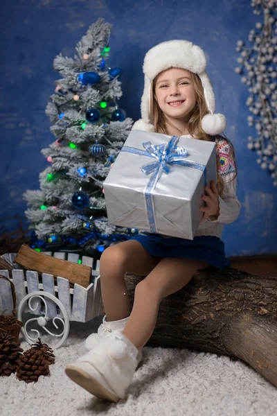 Frohe Weihnachten - süßes Mädchen mit Weihnachtsgeschenk — Stockfoto