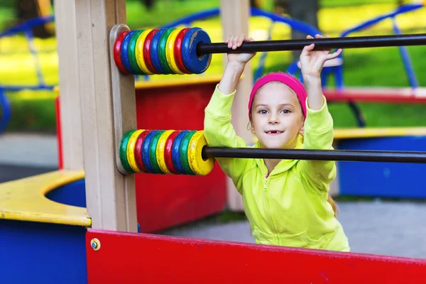 Menina se divertindo em um playground — Fotografia de Stock