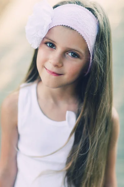 Porträtt av bedårande 6 år gammal flicka. Foto bearbetas instagram stil — Stockfoto