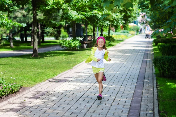 Felice bambino che corre nel parco Foto Stock Royalty Free