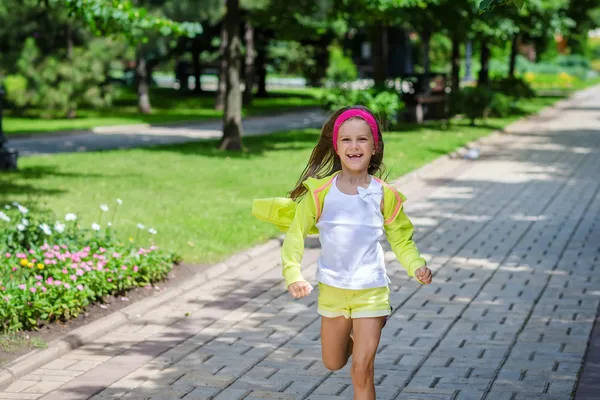 快乐的孩子在公园里奔跑 免版税图库图片
