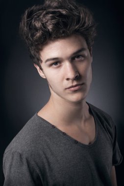 yakışıklı delikanlı