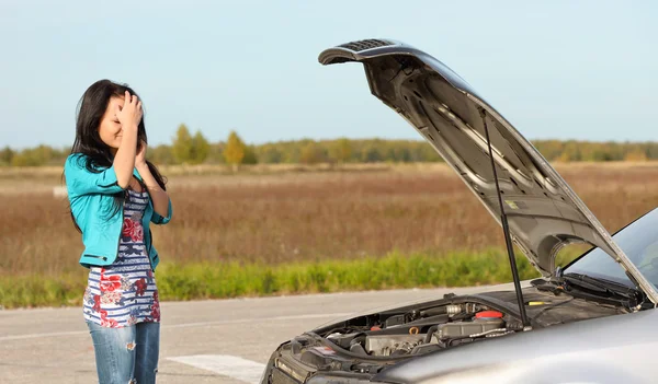 kırık arabasının önünde çekici esmer