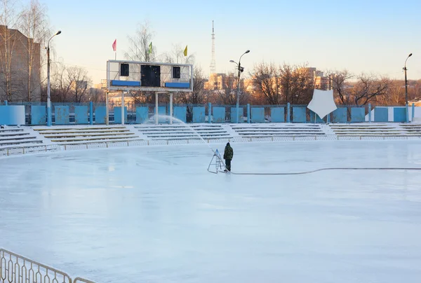 Winterarbeiten, um das Stadion mit Wasser zu füllen. Eislaufen — Stockfoto