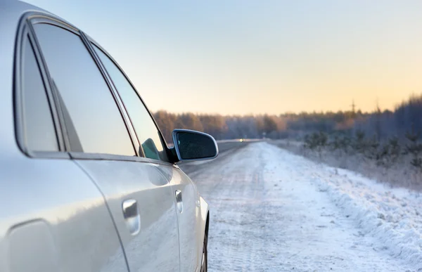 Araba kış yolunda.