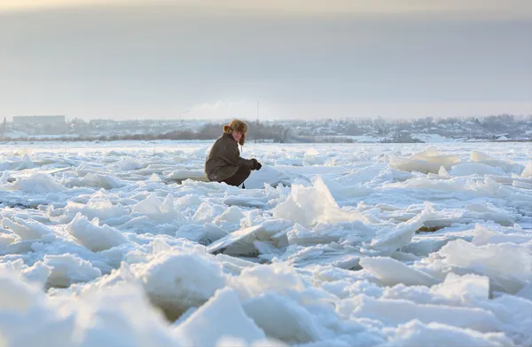 Homem sentado entre os escombros de gelo — Fotografia de Stock