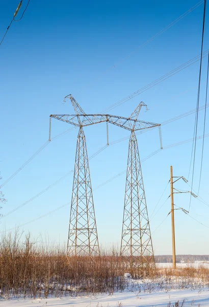 Nagyfeszültségű elektromos vezetékek — Stock Fotó