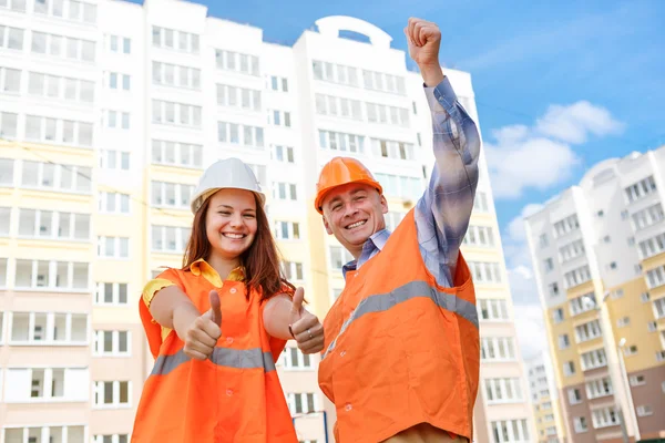 Trabajadores de la construcción mujeres y hombres —  Fotos de Stock