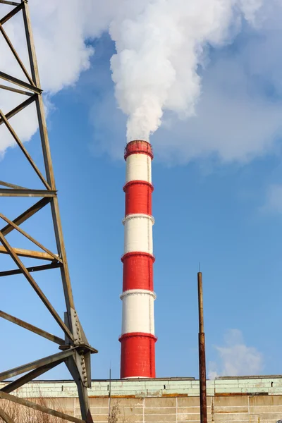 Planta de energía de chimenea contra —  Fotos de Stock