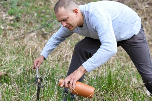 Mann fängt Schlange — Stockfoto