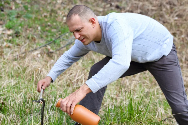 Mann fängt Schlange — Stockfoto