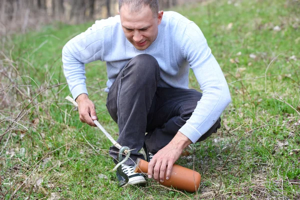 Mann fängt Schlange — Stockfoto