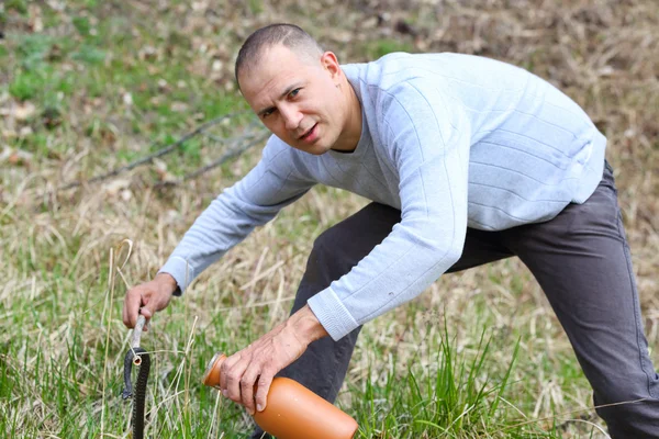 Man vangsten een slang — Stockfoto