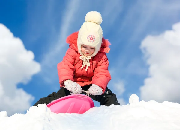 Meisje met sleeën op de heuvel — Stockfoto