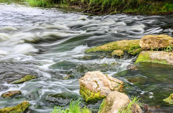 Wasserfall und Felsen — Stockfoto