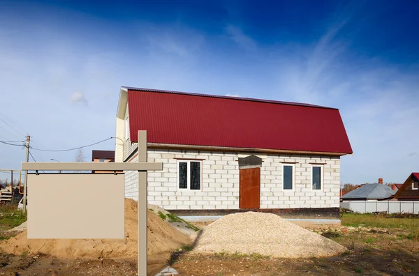Logga på bakgrund av ett hus under uppbyggnad — Stockfoto