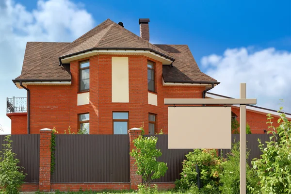 Skylt på bakgrund av huset — Stockfoto