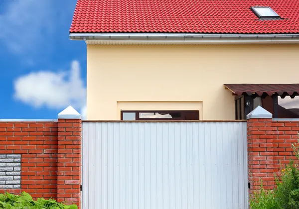 Casa atrás da cerca — Fotografia de Stock