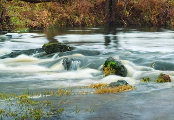 Paesaggio d'autunno un piccolo fiume — Foto Stock