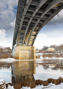 nehir kış peyzaj üzerinde köprü