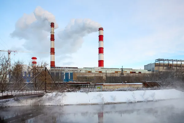 Tepelná potrubí elektrické stanice — Stock fotografie