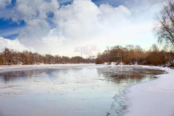 Paesaggio invernale il fiume — Foto Stock