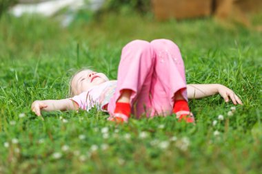 Yeşil çimenlerin üzerinde oynayan iki kız