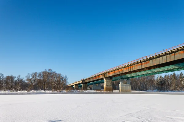 Brug over de rivier — Stockfoto