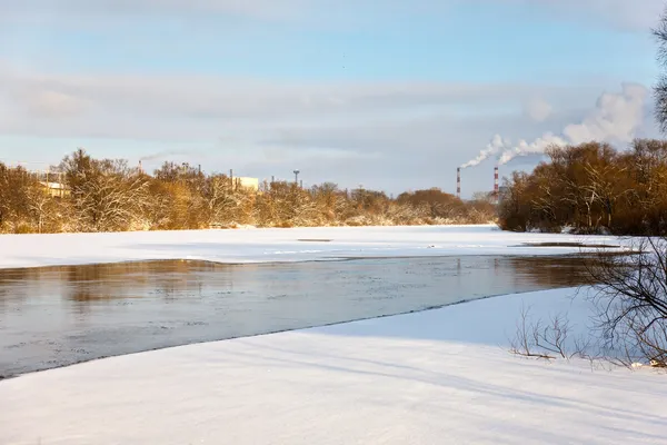 Landschaft Fluss mit Eis bedeckt — Stockfoto