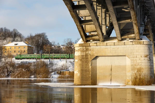 Ponte sobre o rio no inverno — Fotografia de Stock