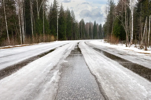 Зимняя опасная дорога — стоковое фото