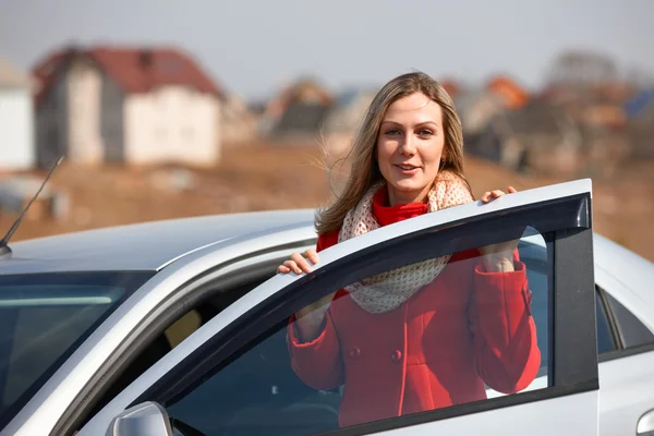 Menina e carro — Fotografia de Stock