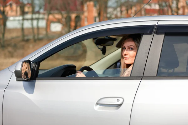 Meisje en auto — Stockfoto