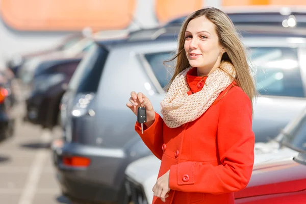 Mädchen und Auto — Stockfoto