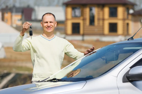 Homem segurando chaves do carro — Fotografia de Stock